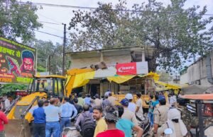 निगम के अधिकारियों का गजब का कारनामा, गरीबों पर सितम अमीरों पर रहम