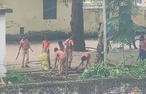 छात्रावास के बच्चों ने थामा झाड़ू, फावड़ा और शुरू कर दी सफाई