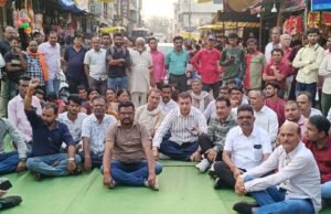 अपनी ही निगम सरकार के खिलाफ धरने पर बैठे महापौर