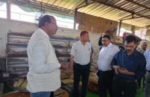 एल पी डील – ऑफर बीमारी का, एक्सपायरी डेट के मिले मुरमुरे