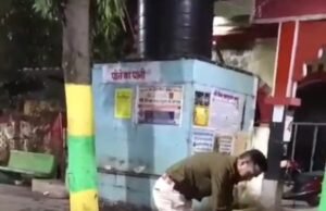 वर्दी के साथ हमदर्द बनी पुलिस, कड़ाके की ठंड में बुजुर्गों को बांटे गर्म कपड़े..