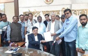 पत्रकार के हत्यारे को फांसी की सजा देने के लिए छिंदवाड़ा प्रेस एसोसिएशन ने राष्ट्रपति के नाम कलेक्टर को सौंपा ज्ञापन।