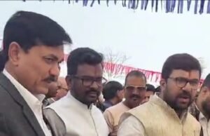 लकड़ी के बने शिवाजी और राधा कृष्ण देखकर मोहित हुए सांसद – कलेक्टर