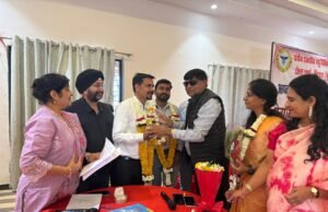 भ्रष्टाचारी के संरक्षक बने पशु उपसंचालक, रिश्वतखोर को फूल माला पहनाकर किया स्वागत