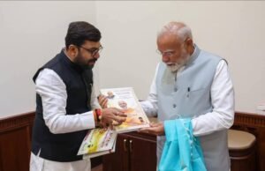 छिंदवाड़ा सांसद ने प्रधानमंत्री को भेंट किया फूलों से बना गुलाल