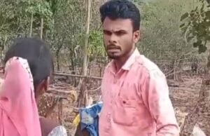 जनपद सदस्य के पति की चप्पलों से पिटाई का वीडियो वायरल