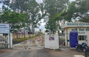 लूट का अड्डा बना महर्षि विद्या मंदिर स्कूल, प्राचार्य पर गंभीर आरोप