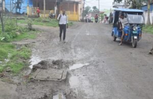 एक माह में ही उखड़ी डामर सड़क, कुकड़ा जगत में भ्रष्टाचार की खुली पोल