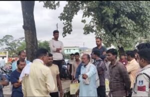 आदिवासी युवक के साथ अमानवीय अत्याचार, ग्रामीणों ने किया थाने का घेराव