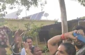 मनचले दूल्हे सहित चार युवकों की चप्पलों से हुई पिटाई