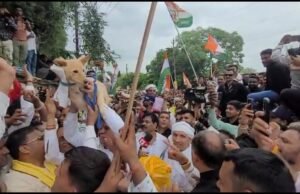 कांग्रेस का किसान आंदोलन, हजारों किसानों के साथ नेताओं ने कुत्ते को सौंपा ज्ञापन !