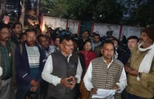 राजनीतिक छाया में बेखौफ अफसर, परेशान शिक्षकों ने खोला मोर्चा