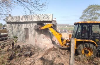 नामजद शिकायत के बाद भी चुप्पी !