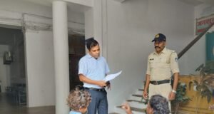 जनसुनवाई में नहीं चढ़ सका दिव्यांग, तो खुद नीचे उतर आए कलेक्टर