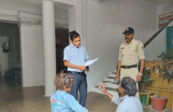 जनसुनवाई में नहीं चढ़ सका दिव्यांग, तो खुद नीचे उतर आए कलेक्टर