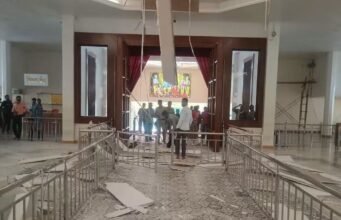 चार महीने भी नहीं टिक पाया करोड़ों का काम ! भरभरा के गिरा मंदिर का गुंबद