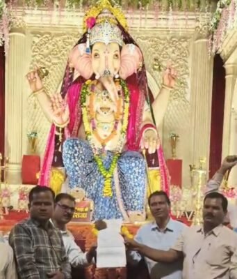 छिंदवाड़ा के महाराजा के दरबार पहुंचे सैकड़ों शिक्षक, मांगों का पत्र रख लगाई गुहार
